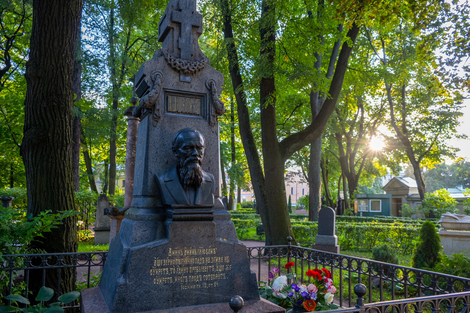 Надгробный памятник Ф. М. Достоевского в Санкт-Петербурге