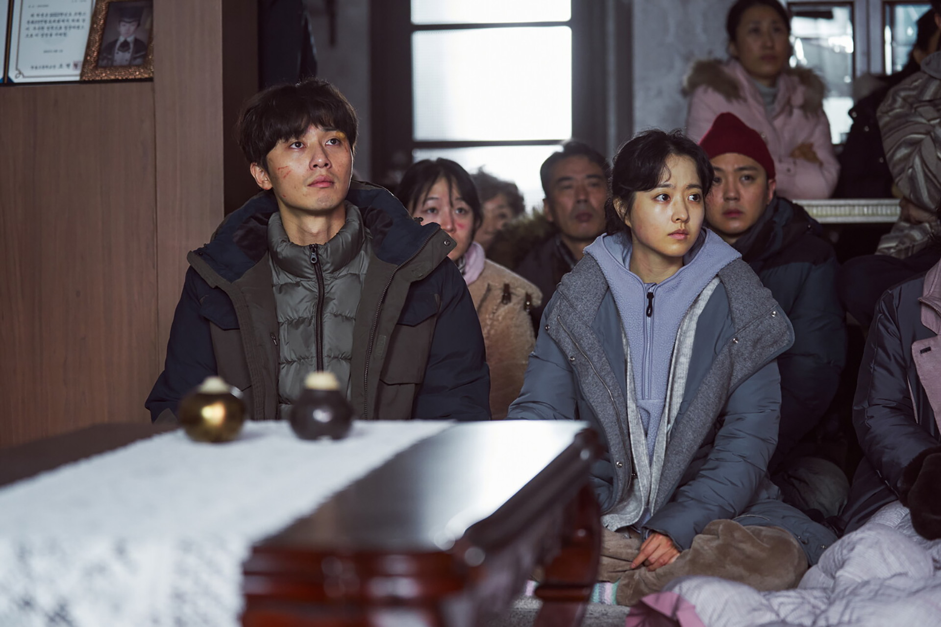 Пак Бо Ён и Пак Со Джун в фильме «Выжившие. Бетонная утопия»