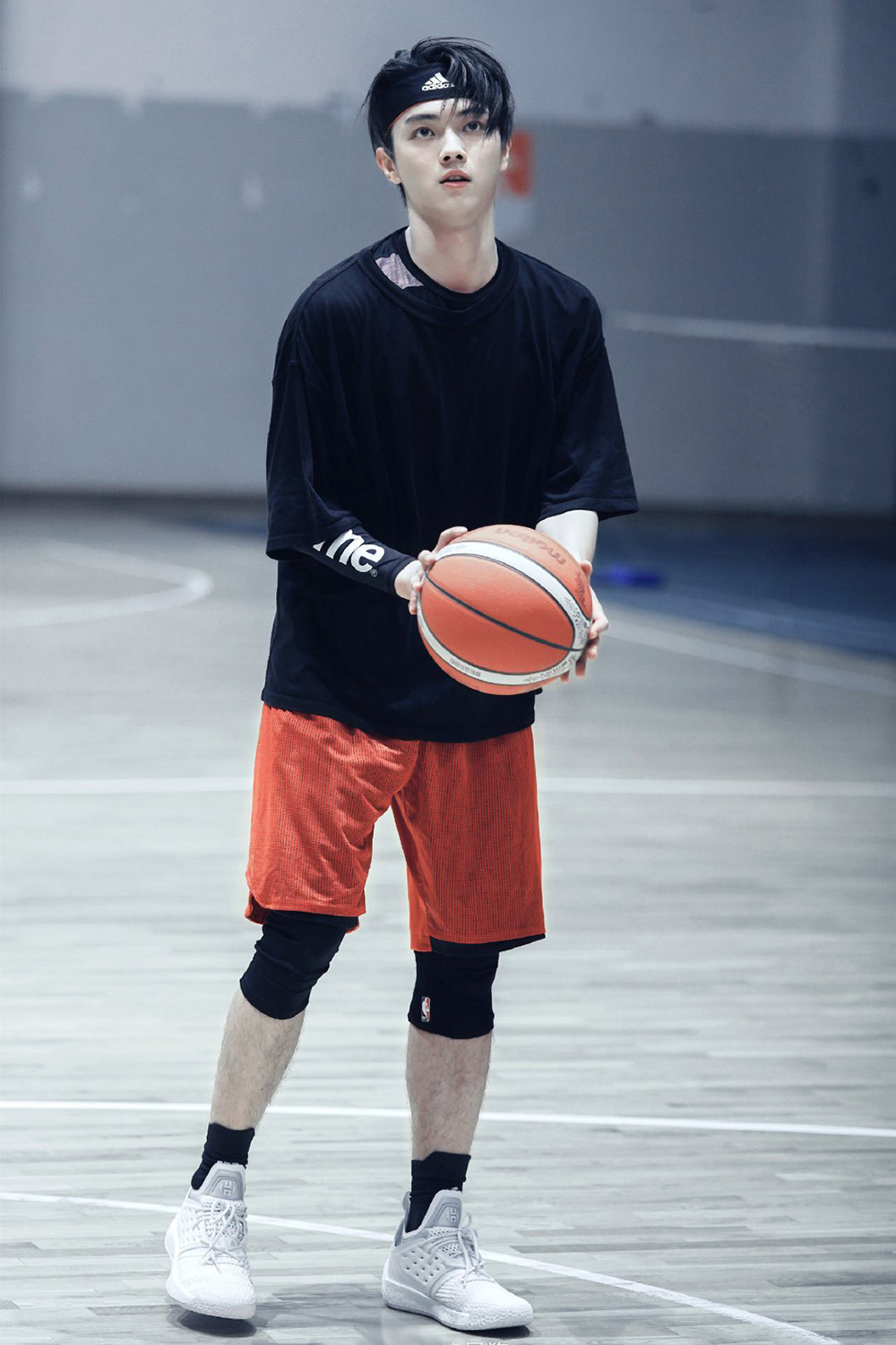 Сюй Кай во время тренировки по баскетболу