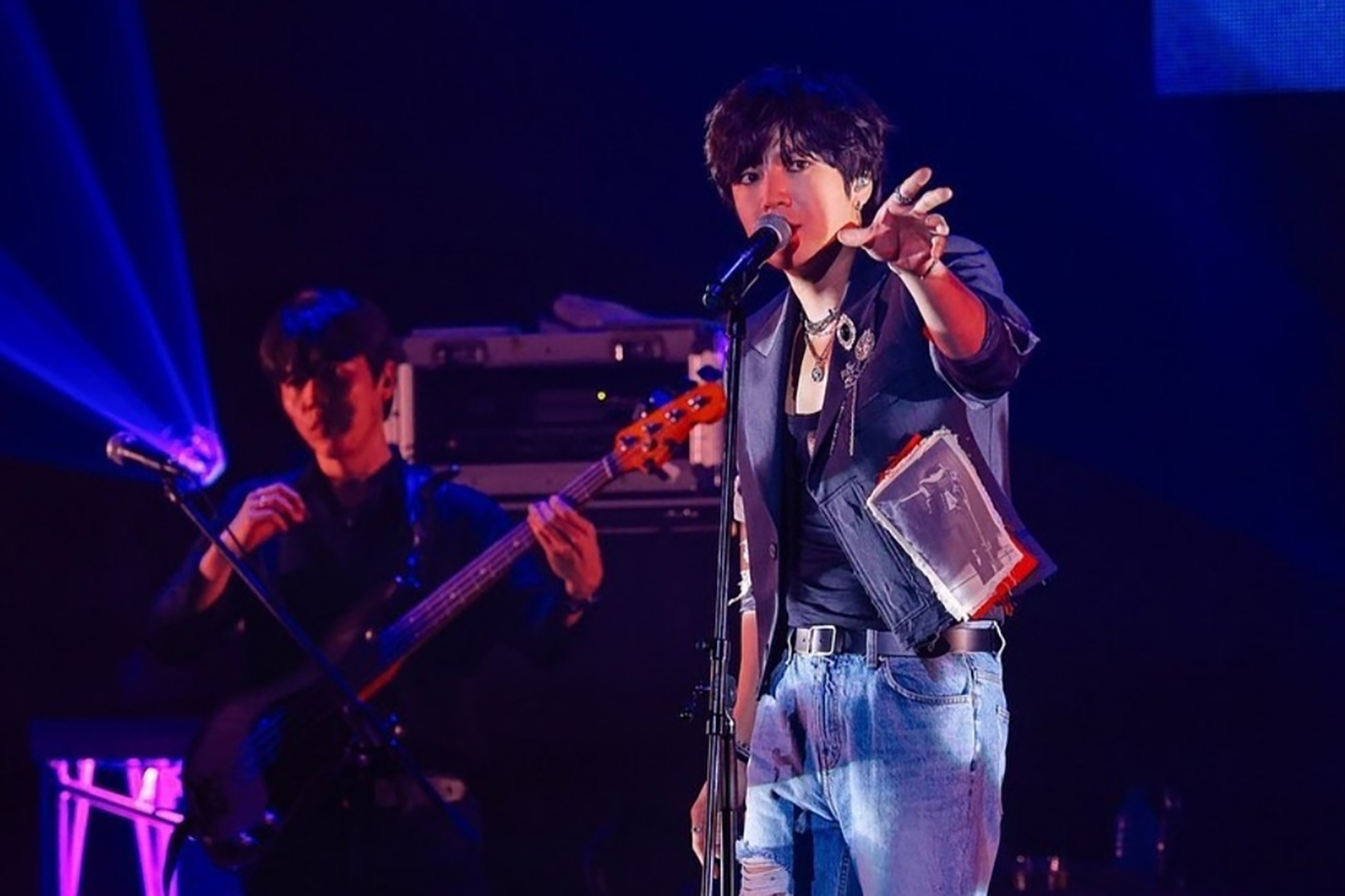 Чан Гын Сок во время концертного тура Chimiro